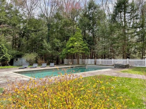 41 Falls Rd, Roxbury, CT 06783-2013