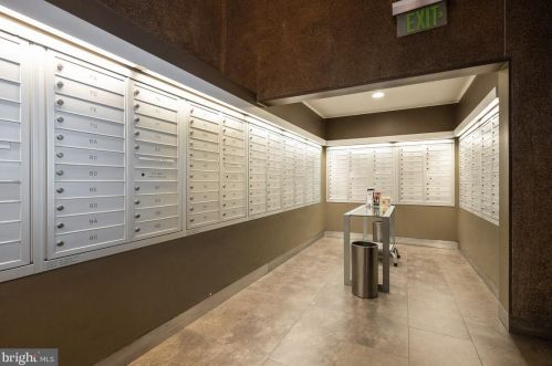 210 Locust St, Philadelphia PA  19106-3945 exterior