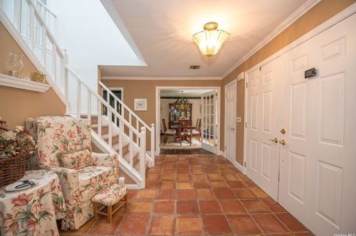 18 Ledgewood Cir, Strongs Neck, NY 11733-1151
