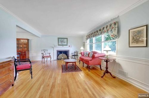 243 Burnside Pl, Ridgewood NJ  07450-1701 exterior