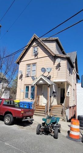 8 Lawrence St, Waterbury, CT 06708-3804