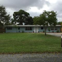 476 Crescent Dr, Melbourne, FL 32901-1365