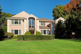 84 Cypress Dr, Woodbury, NY 11797-1523