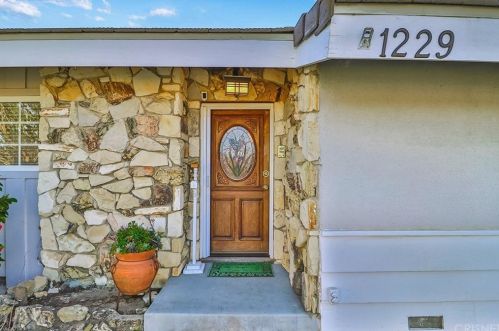 1229 Carmel Dr, Simi Valley CA 93065-4118 exterior