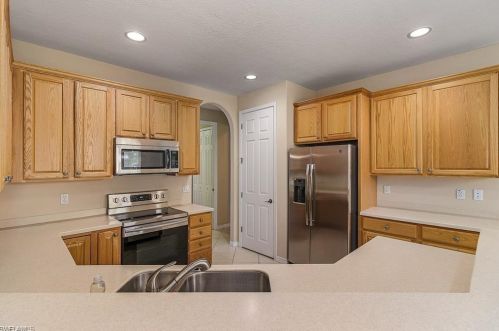 3915 Aurora Ct, Naples FL  34116-7323 exterior