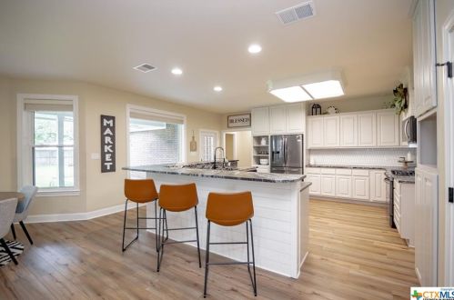 101 Legend Dr, Victoria TX  77904-3854 exterior