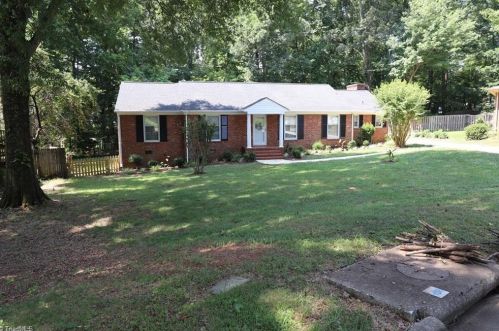 5 Leawood Ct, Greensboro, NC 27410-4217