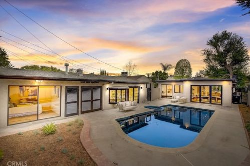 16627 Gilmore St, Van Nuys CA  91406-5610 exterior