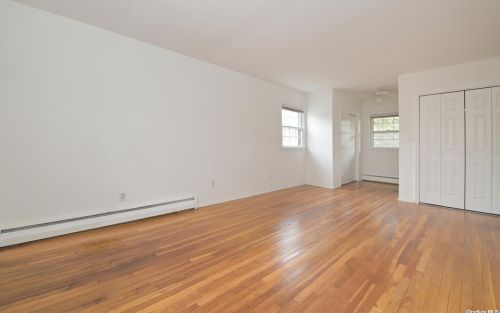39 Elm St, Great Neck NY  11021-1940 exterior