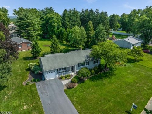 3 Hillside Dr, Clinton NJ 08809-1244 exterior