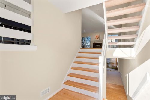 10 Cabot Dr, Wayne, PA