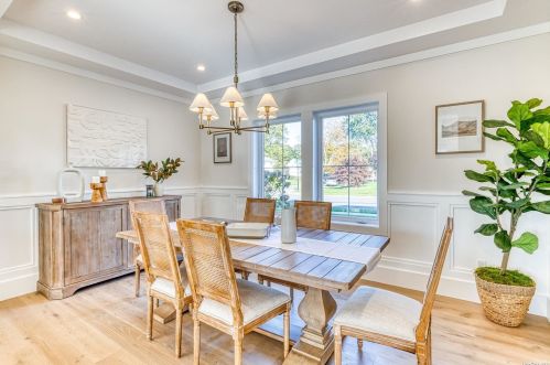 2 Hedge Ln, Westbury NY  11590-6523 exterior