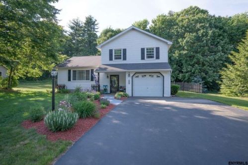 61 Wineberry Ln, Ballston Spa, NY 12020-4715
