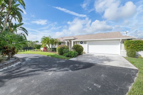 2904 Appaloosa Trl, West Palm Beach FL  33414-7639 exterior