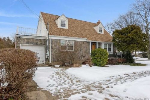 1002 4th St, New Hyde Park, NY 11040-2938