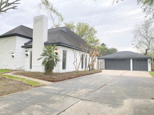 2316 Country Club Dr, Pearland, TX 77581-5112