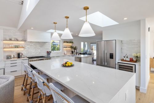 221 Martinique Ave, Tiburon CA  94920-1044 exterior