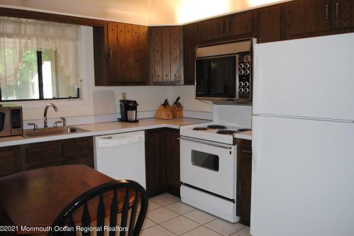 66 Ellsworth Ct, Tinton Falls, NJ 07701-5403