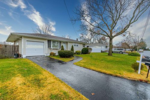 9 Adams Ave, South Setauket, NY 11720-3217