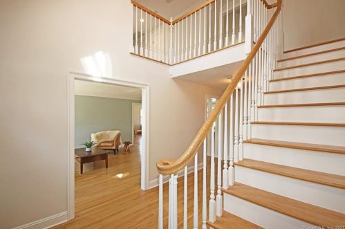 26 Oak Knoll Rd, Ridgefield CT  06877-4334 exterior