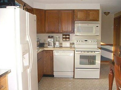 5 Park Pl, Tiverton, RI 02878-1702