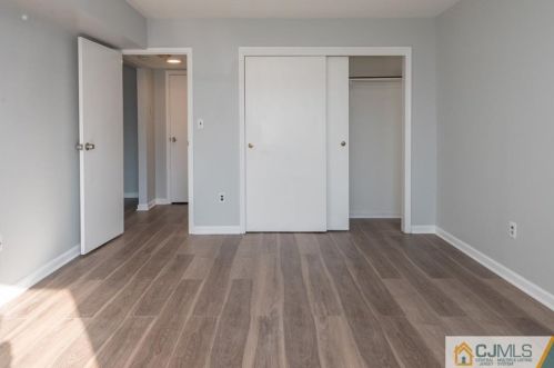 109 Sharon Garden Ct, Woodbridge NJ  07095-4308 exterior