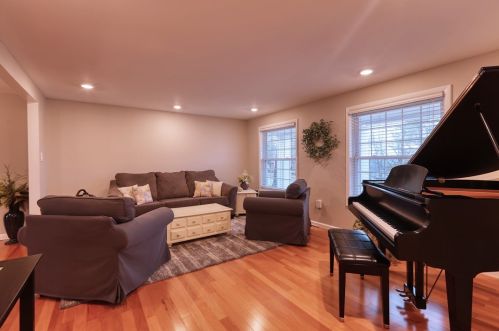 115 Sunview Dr, Beaver Falls, PA 15010-1154