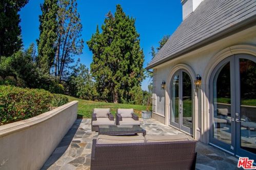 11400 Sunshine Ter, North Hollywood, CA 91604-3127