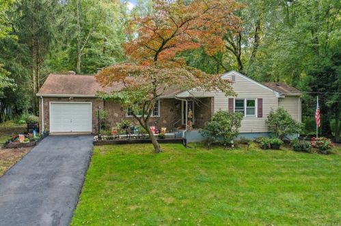 35 Mayer Dr, Airmont, NY 10901-3826