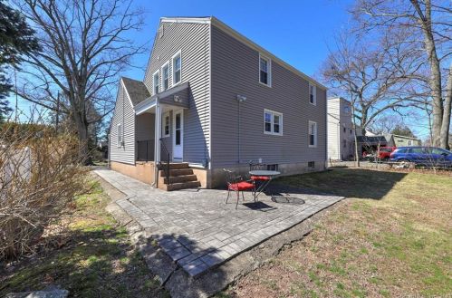 126 Wayland St, North Haven, CT 06473-4352