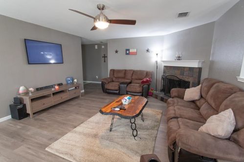 5128 Cliff Oaks Dr, Fort Worth TX  76179-2394 exterior