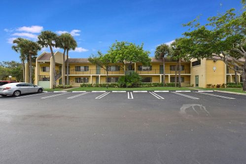 504 Meadows Cir, Boynton Beach FL  33436-8931 exterior