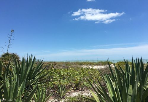 220 Palm Lk Dr, Sanibel FL 33957-5601 exterior