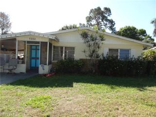 1352 Cooper Dr, Naples, FL 34103-3803
