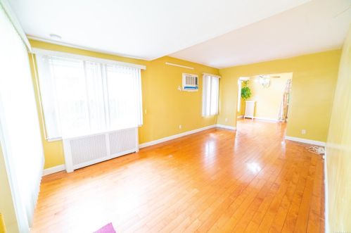937 7th St, New Hyde Park NY  11040-3032 exterior