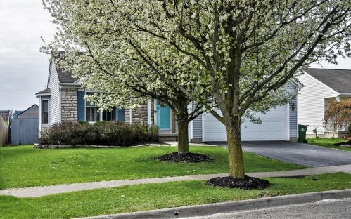 1221 Valley Dr, Marysville, OH 43040-8008