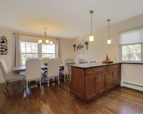 87 Wexford Dr, Oakdale NY  11769-1438 exterior