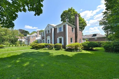 120 Old Mill Rd, Great Neck, NY 11023-1936