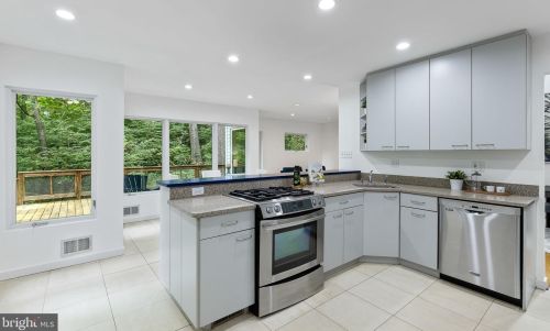 3709 Whispering Ln, Falls Church VA  22041-1121 exterior