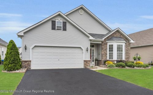 64 Eagle Ridge Cir, Lakewood, NJ 08701-5825