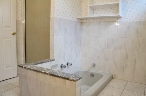 1 Clifton St, Lyme CT  06371-2024 exterior