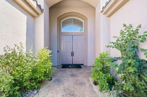 8 King Edward Ct, Rancho Mirage CA  92270-1621 exterior