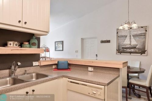 322 Villa Cir, Boynton Beach FL  33435-8910 exterior