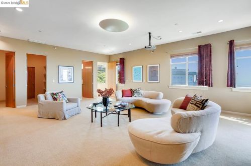 13349 Campus Dr, Oakland CA  94619-3709 exterior