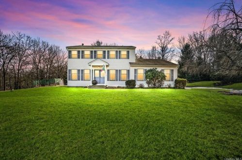 12 Mountainview Ave, Airmont, NY 10901-7740