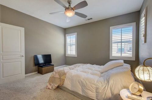 24008 Mariposa Pl, Santa Clarita CA  91354-1880 exterior