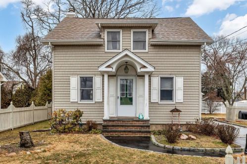 374 13th St, North Lindenhurst, NY 11757-4549