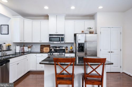 7009 Darbey Knoll Dr, Gainesville VA  20155-3634 exterior