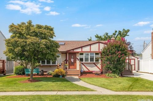 33 Amherst Ln, Hicksville, NY 11801-3303