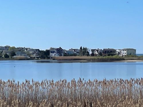 39 Lake Rd, South Kingstown, RI 02882-1405